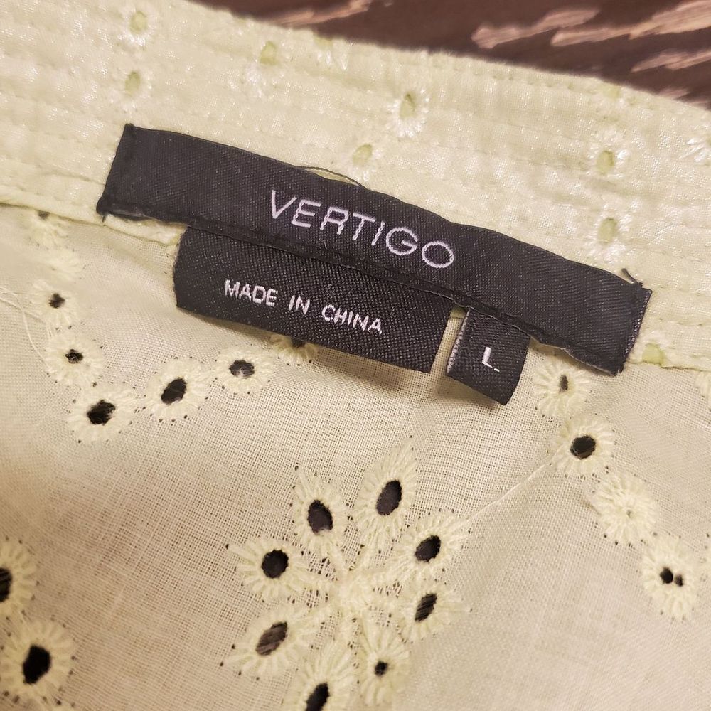 Vertigo Keyhole Ruffle Blouse Sz L - Picture 3 of 3